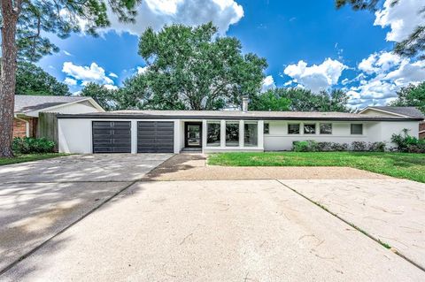 Photo of 7702 Richmond Avenue, Houston, TX 77063 (MLS # 82697996)