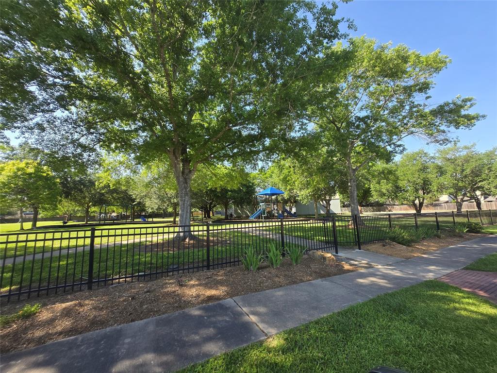 15810 Heritage Falls Drive, Friendswood, Texas image 14