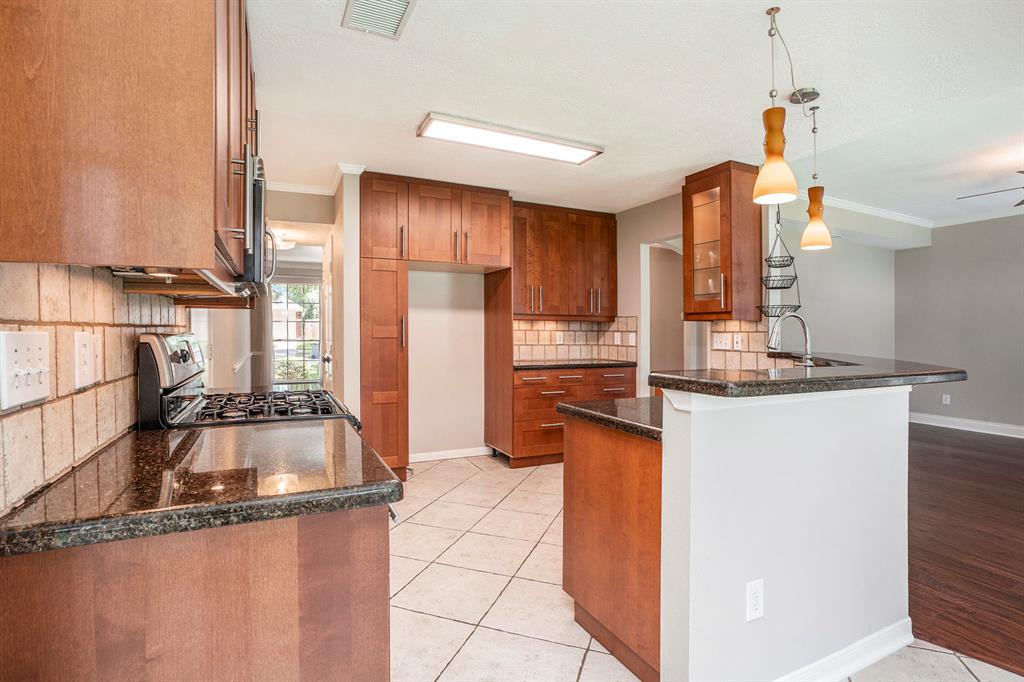 311 Vantage Pointe Circle, League City, Texas image 11