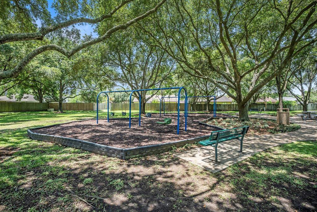 311 Vantage Pointe Circle, League City, Texas image 32