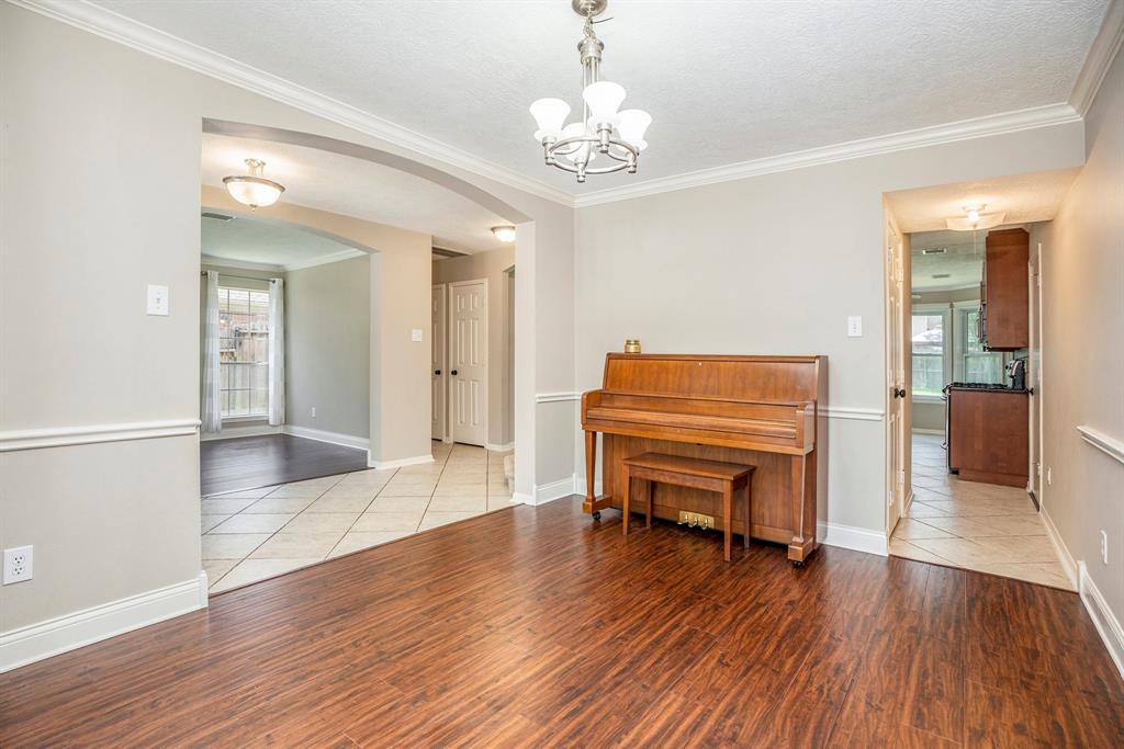 311 Vantage Pointe Circle, League City, Texas image 6