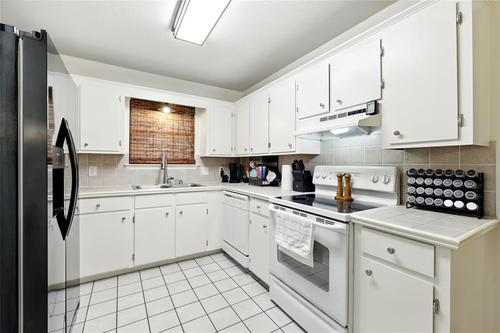 126 Queens Row, Lumberton, Texas image 12