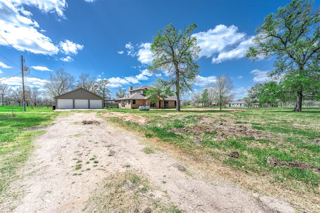 3607 Peach Creek Drive, Wharton, Texas image 5