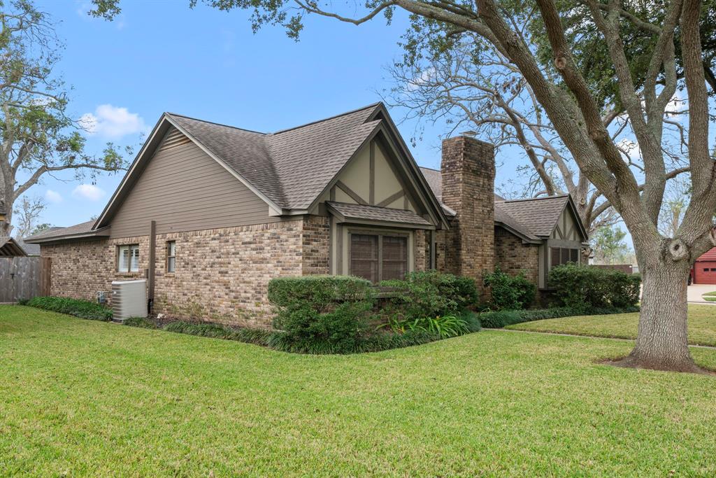 119 Sandalwood Drive, Lake Jackson, Texas image 3