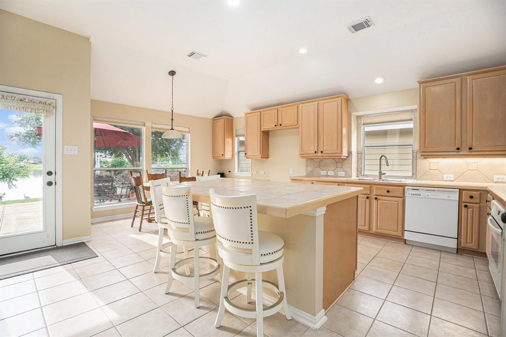 1630 Pebble Banks Lane, Seabrook, Texas image 11