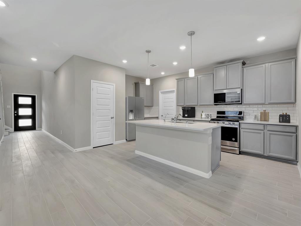 16698 Sterling Cliff Street, Conroe, Texas image 3