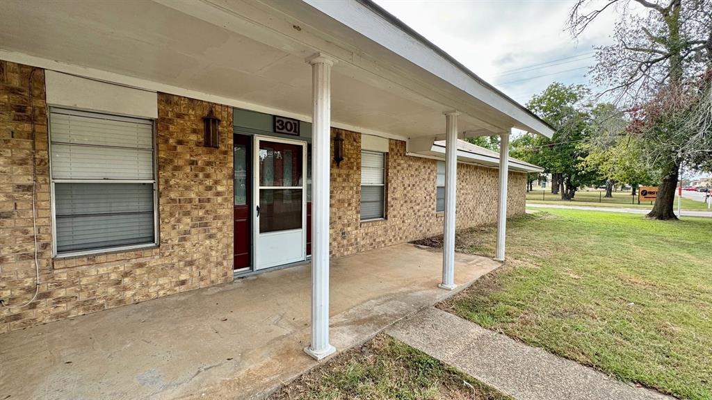 301 W Dechard Street St, Franklin, Texas image 2