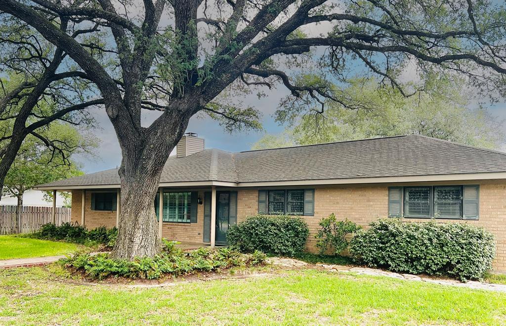 736 Sarah Jo Street, La Grange, Texas image 1