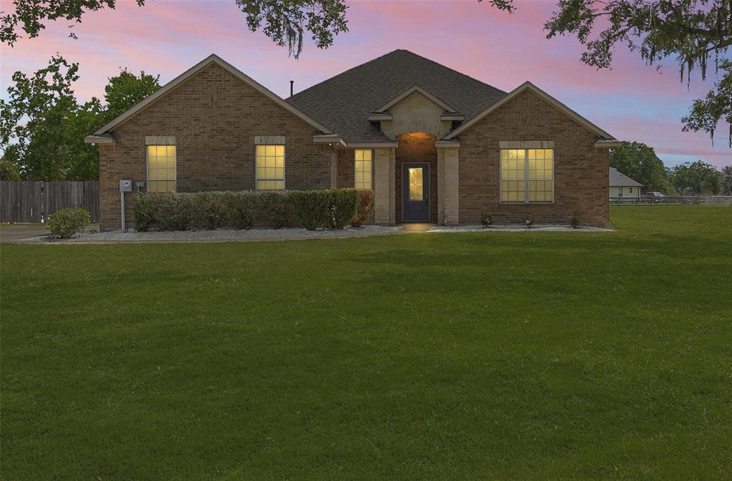 1132 Quarter Horse Trail, Angleton, Texas image 3