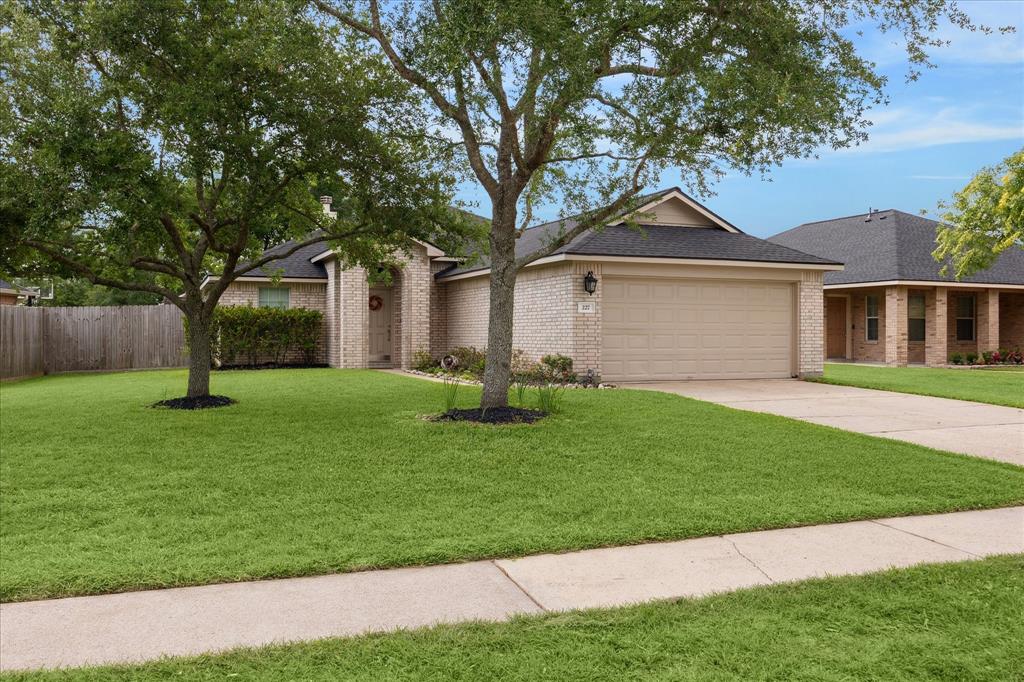 227 Seascape Lane, Dickinson, Texas image 1