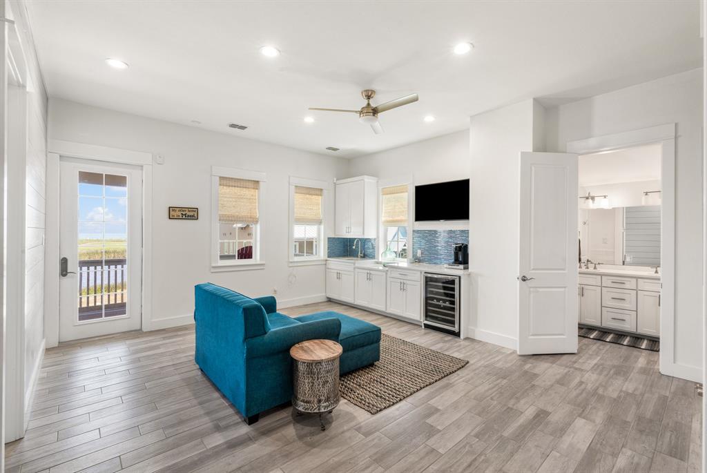 Photo 19 of 46 of 135 Sunrise Avenue house