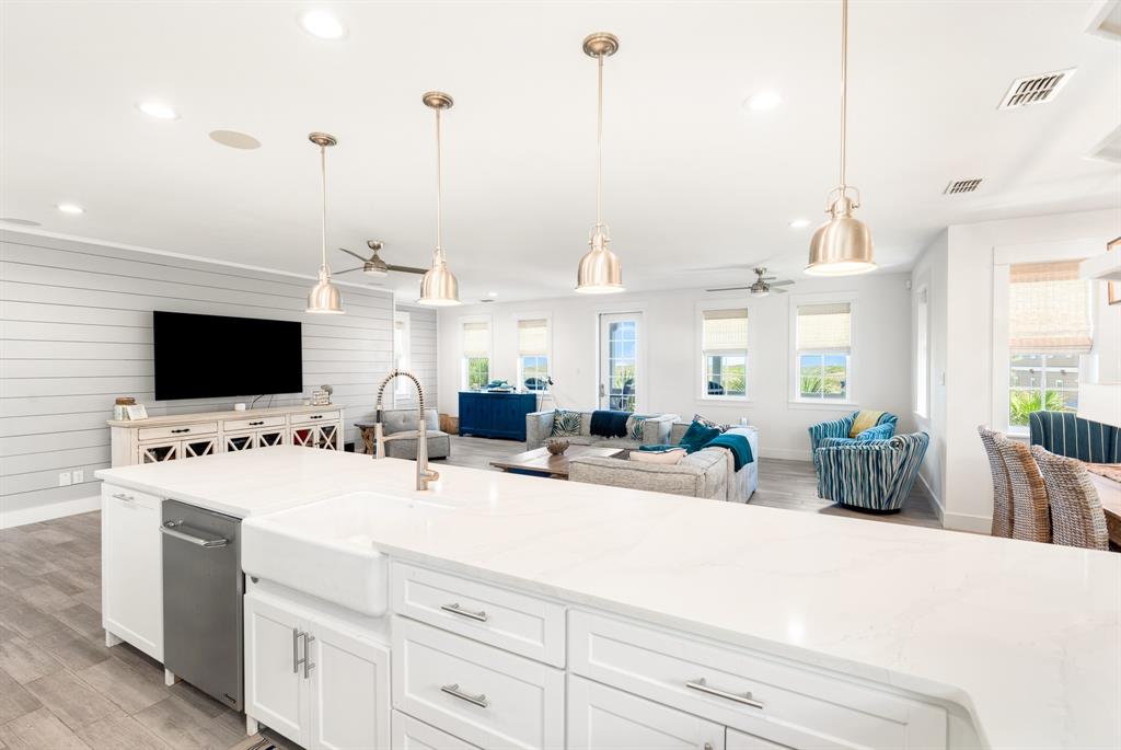 Photo 3 of 46 of 135 Sunrise Avenue house
