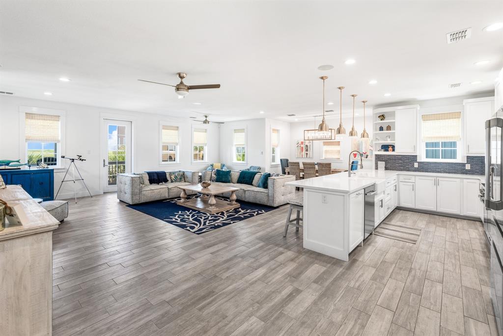 Photo 8 of 46 of 135 Sunrise Avenue house