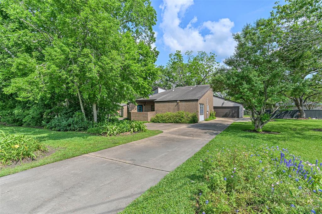 1203 W Edgewood Drive, Friendswood, Texas image 1