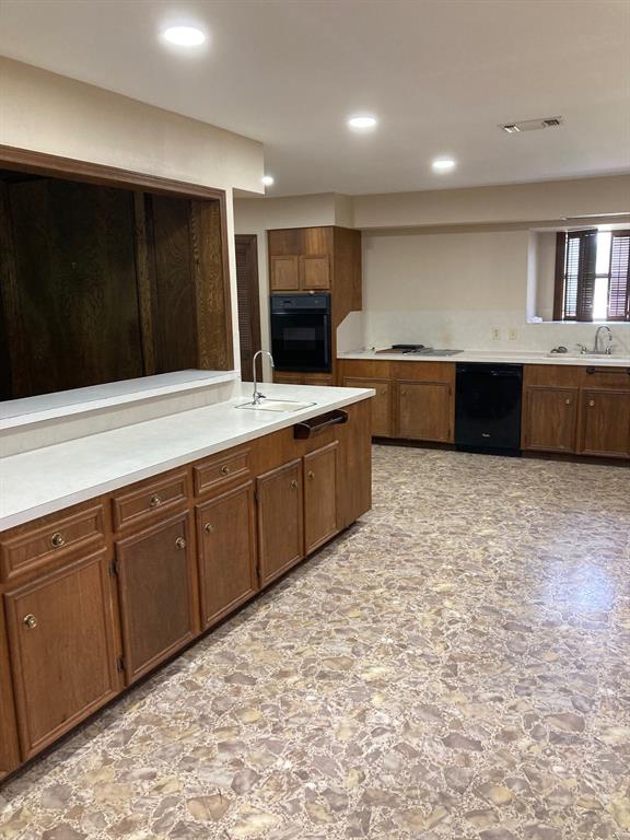 401 Pecan Estates Road, Angleton, Texas image 2