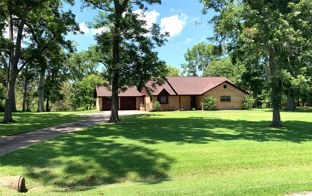 401 Pecan Estates Road, Angleton, Texas image 1