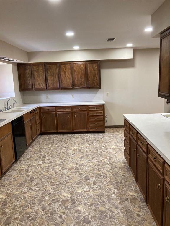 401 Pecan Estates Road, Angleton, Texas image 3