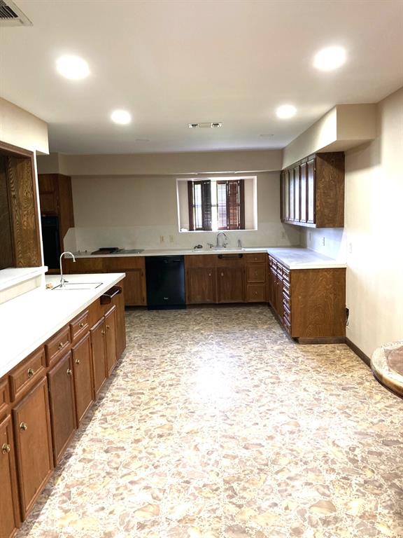 401 Pecan Estates Road, Angleton, Texas image 4