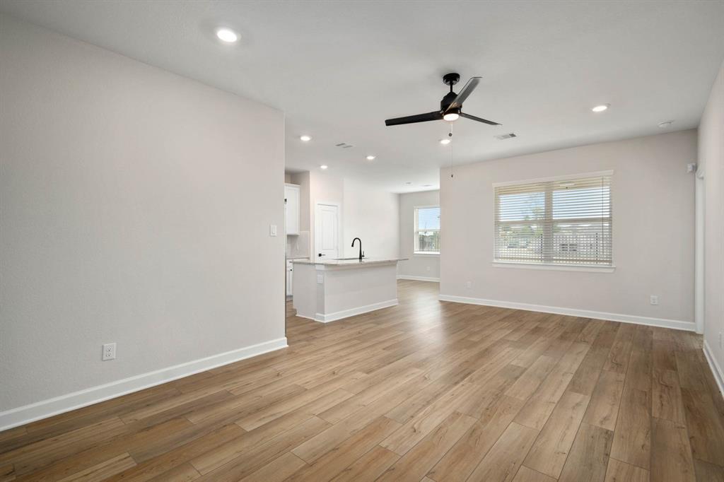 6188 White Spruce Drive, Conroe, Texas image 3