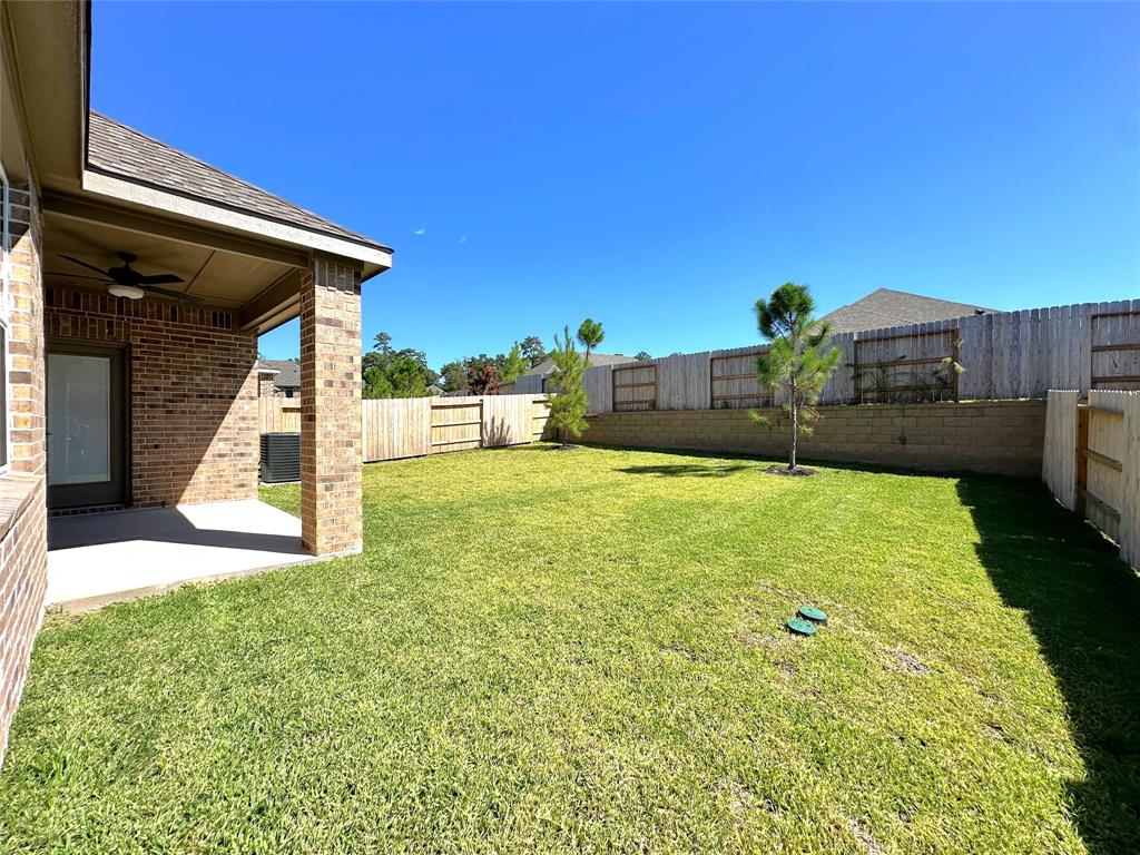 6188 White Spruce Drive, Conroe, Texas image 2