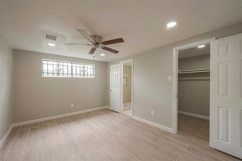 Single Family Residence in Houston TX 5874 Reed Road 19.jpg