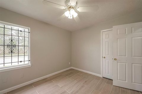 Single Family Residence in Houston TX 5874 Reed Road 35.jpg