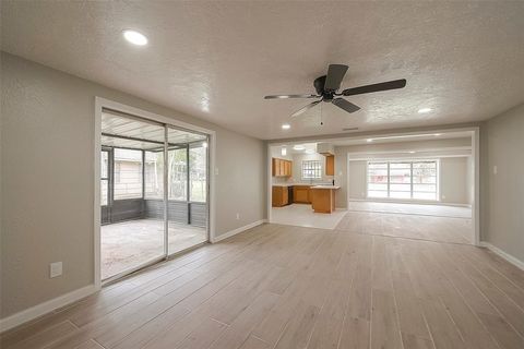 Single Family Residence in Houston TX 5874 Reed Road 4.jpg