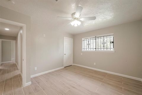 Single Family Residence in Houston TX 5874 Reed Road 37.jpg