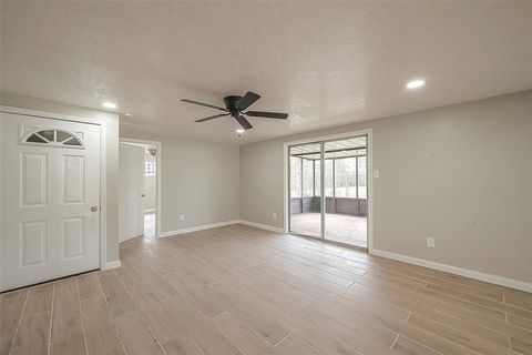 Single Family Residence in Houston TX 5874 Reed Road 18.jpg