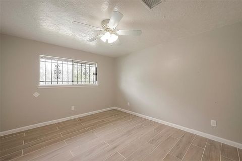 Single Family Residence in Houston TX 5874 Reed Road 36.jpg