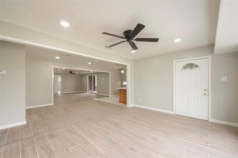 Single Family Residence in Houston TX 5874 Reed Road 8.jpg