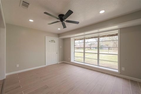 Single Family Residence in Houston TX 5874 Reed Road 9.jpg