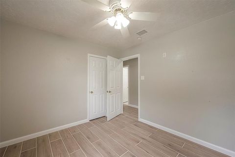 Single Family Residence in Houston TX 5874 Reed Road 34.jpg