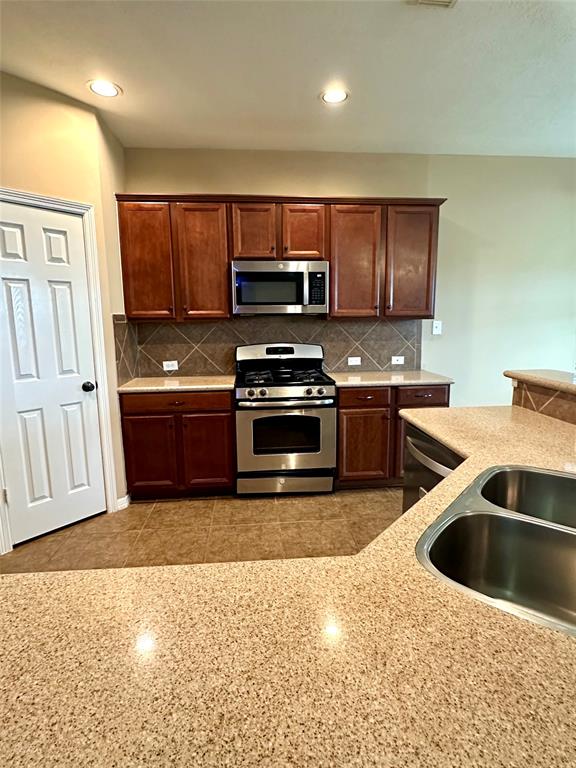 3207 Mossy Bend Lane, Pearland, Texas image 10