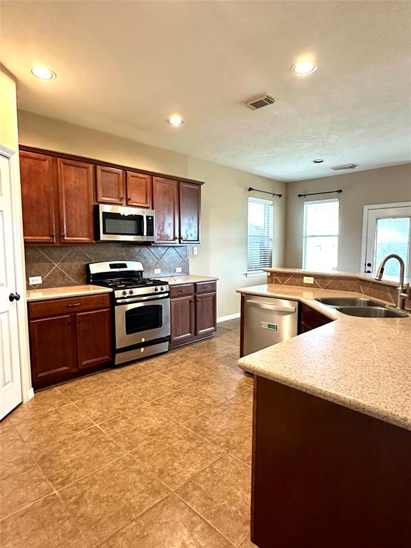 3207 Mossy Bend Lane, Pearland, Texas image 9