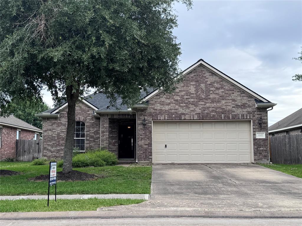 3207 Mossy Bend Lane, Pearland, Texas image 1