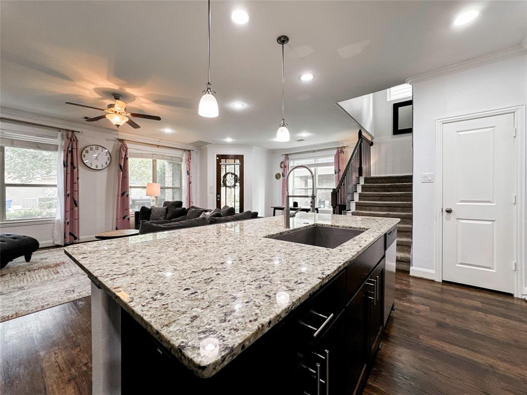 717 Via Lago, Webster, Texas image 10