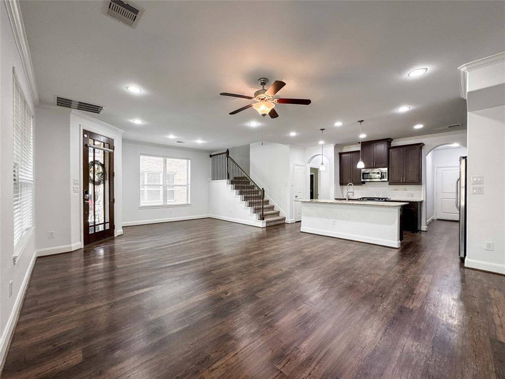 717 Via Lago, Webster, Texas image 4