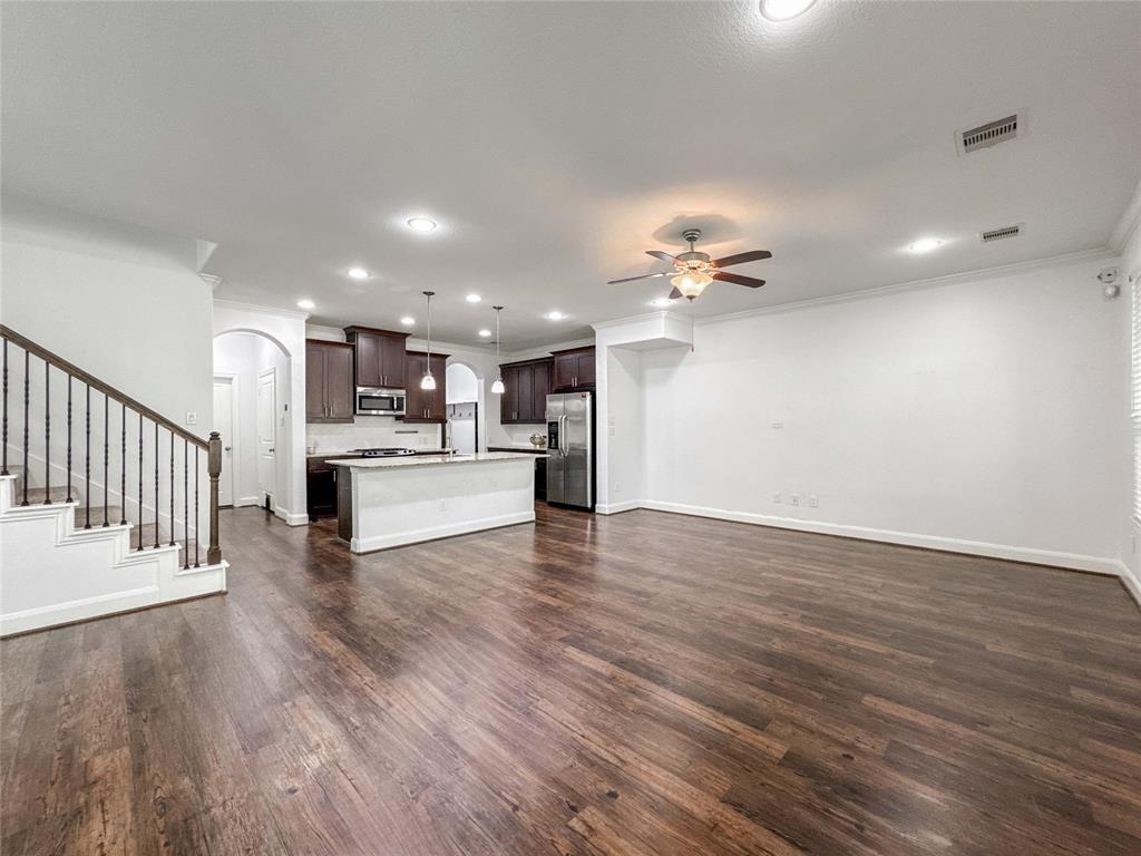 717 Via Lago, Webster, Texas image 3