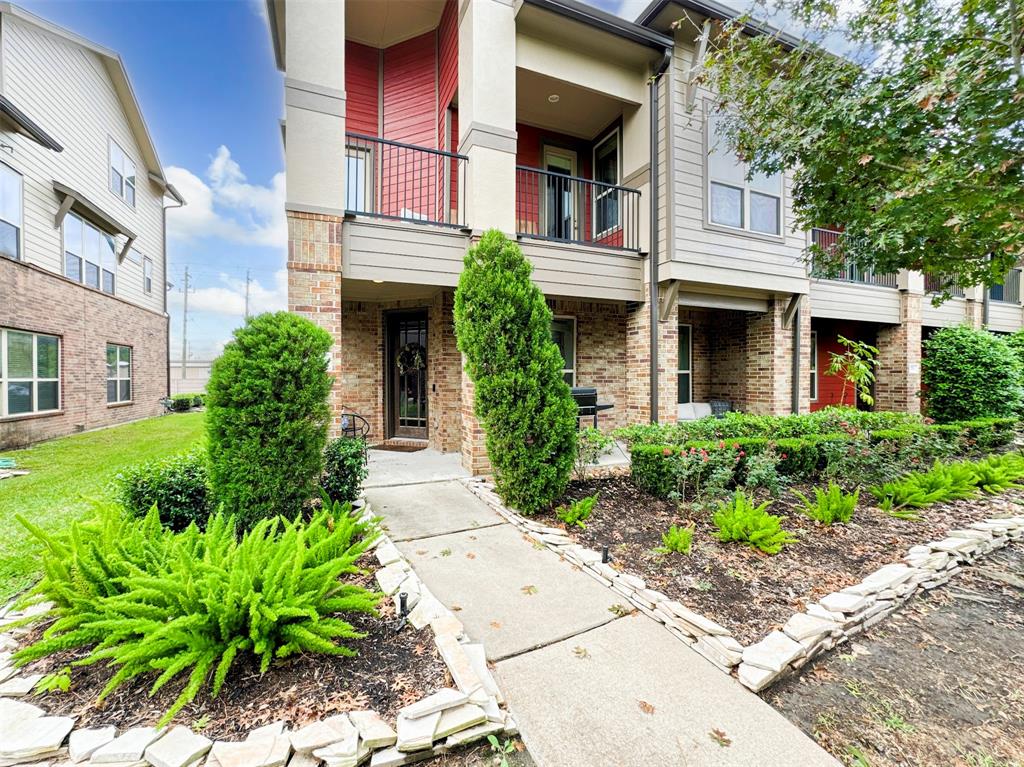 717 Via Lago, Webster, Texas image 39