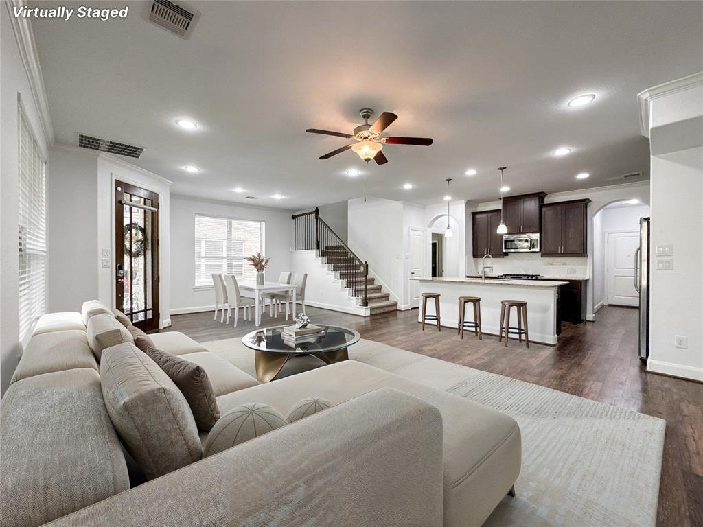 717 Via Lago, Webster, Texas image 1