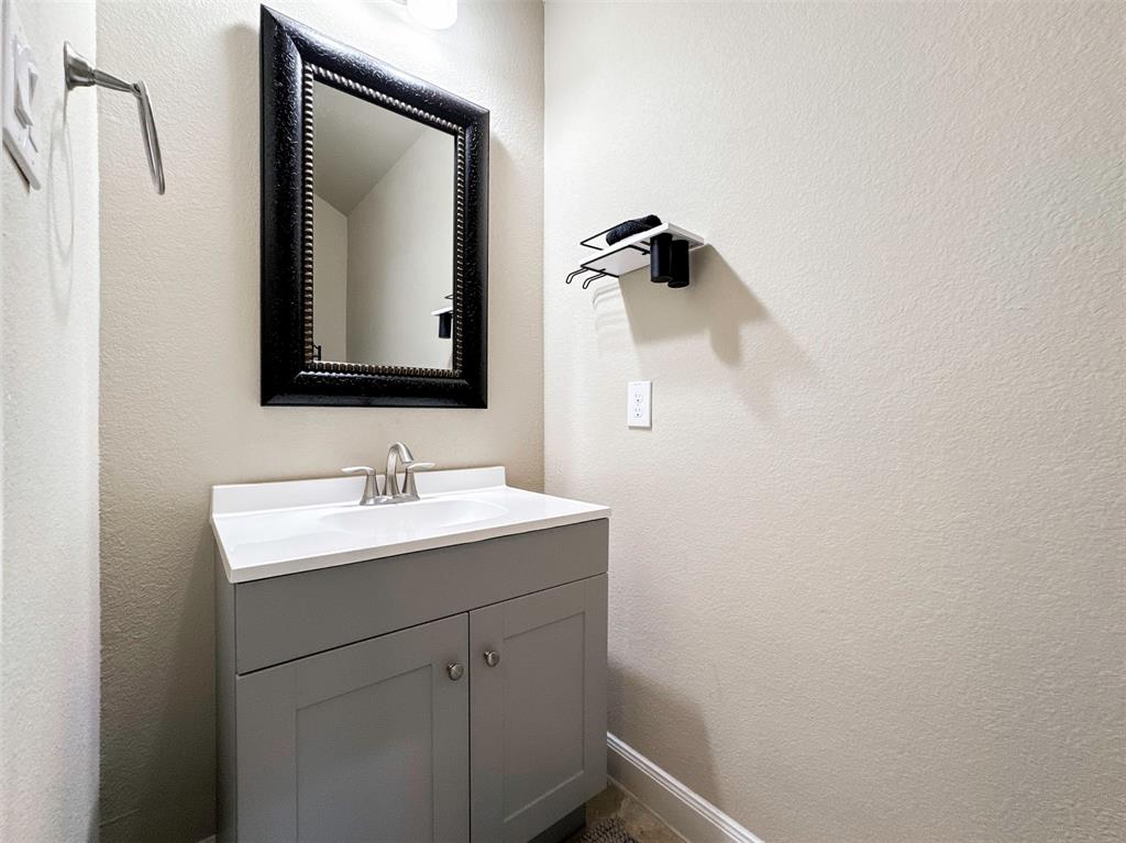 717 Via Lago, Webster, Texas image 36
