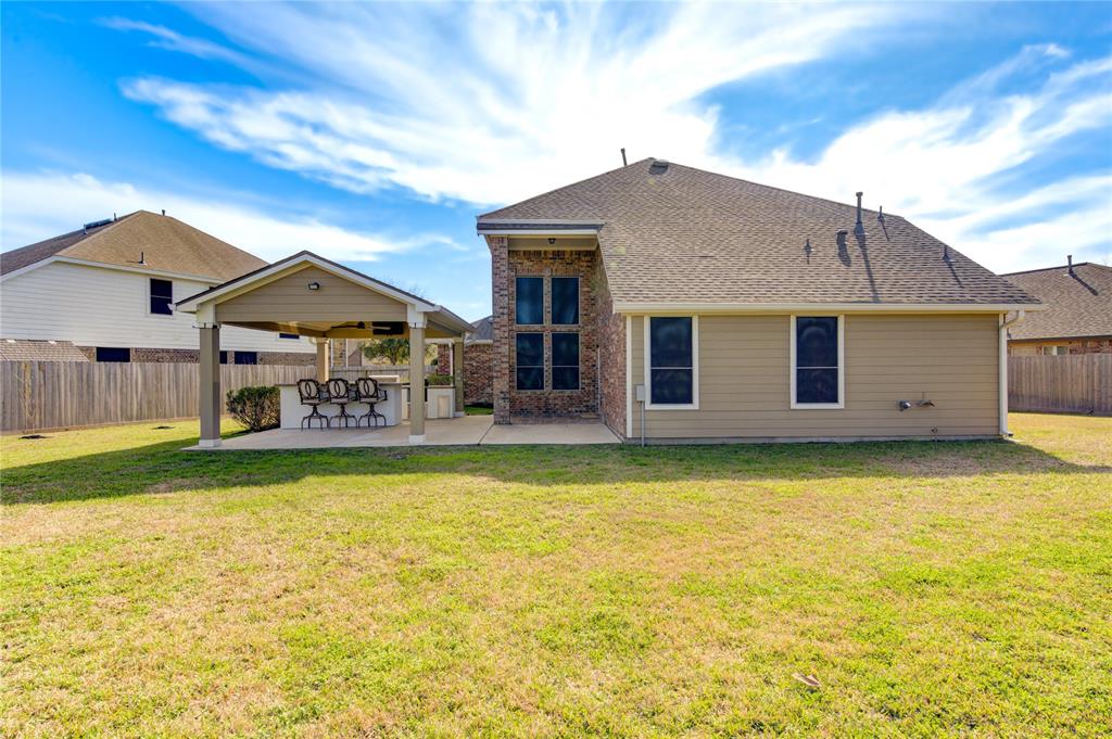 203 Harbor Bend Lane, Dickinson, Texas image 1