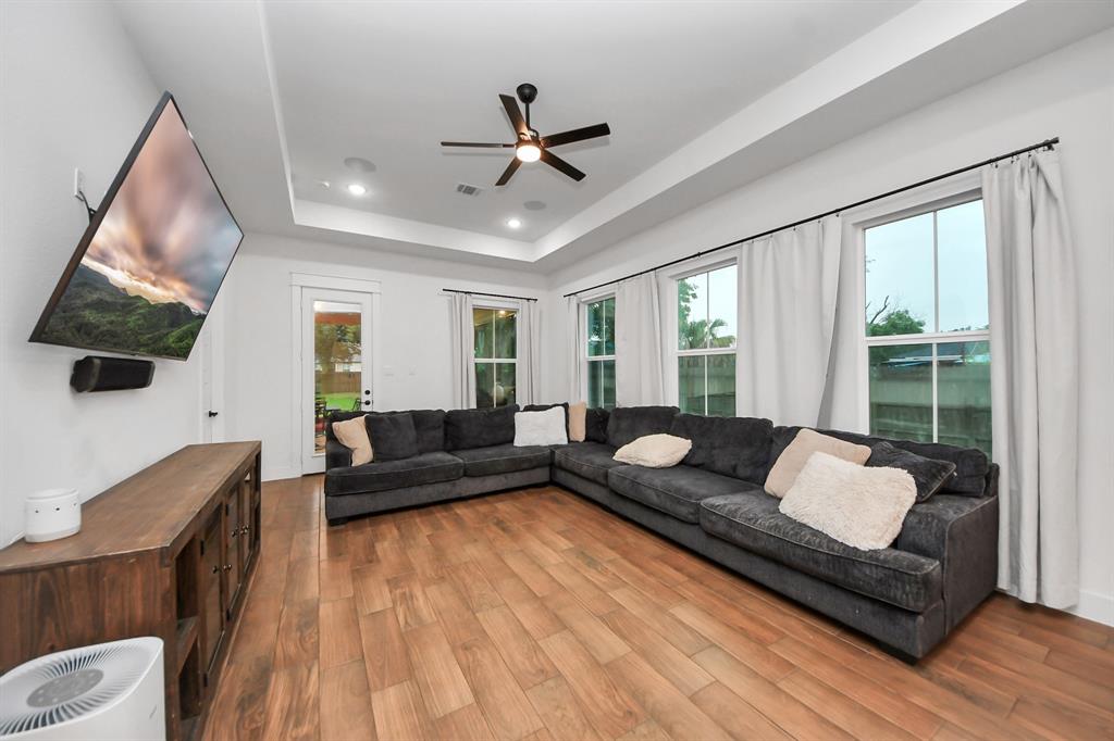 2310 Lomax Drive, La Porte, Texas image 6