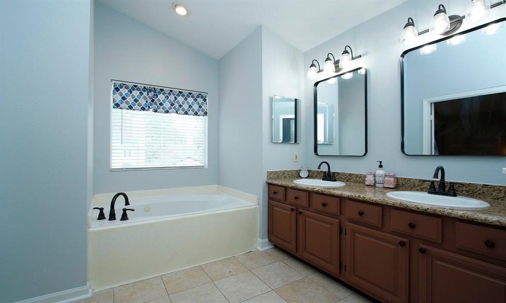 70 W Summer Storm Circle, The Woodlands, Texas image 31