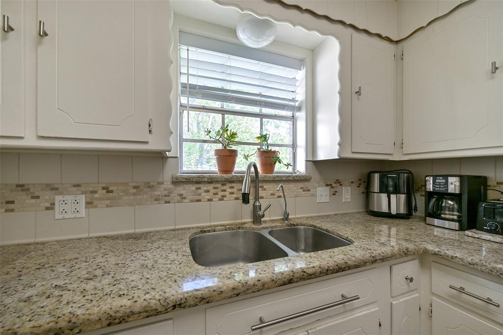 2480 W Shane Street, Alvin, Texas image 7