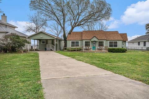 Single Family Residence in Bacliff TX 3827 Bayshore Drive 3.jpg