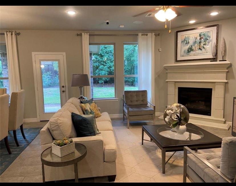 135 Teralyn Grove Loop, Conroe, Texas image 2