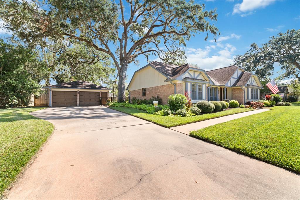 132 Arrowwood Street, Lake Jackson, Texas image 2