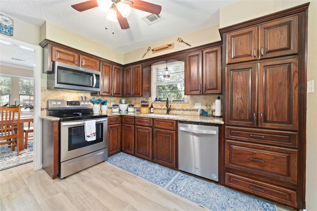 132 Arrowwood Street, Lake Jackson, Texas image 11